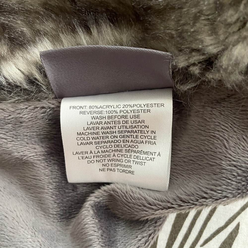 Luxury Collection Amari Faux Fur Lined Blanket soft throw 50” * 60” gray - Picture 4 of 7